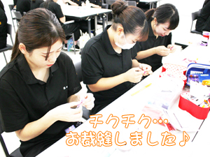 １年生、飾りのリボンを手作り！